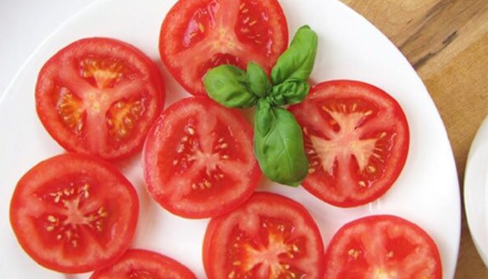 Dùng cà chua cắt lát chữa cháy nắng 