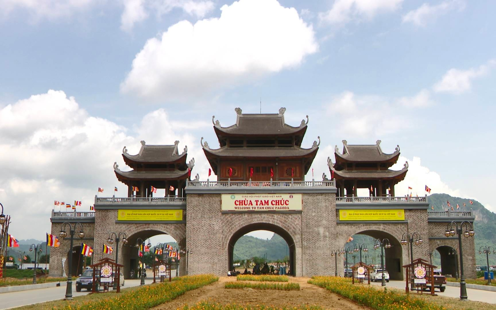Cổng Tam Quan chùa Tam Chúc 