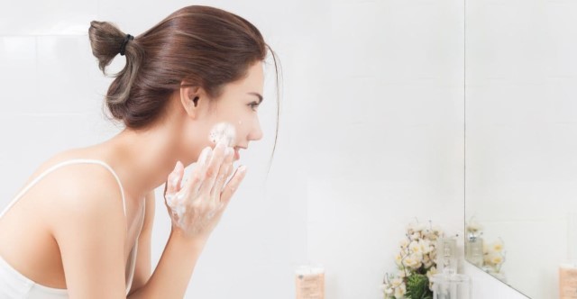 Rửa mặt giúp lấy đi bụi bẩn và bã nhờn trên da