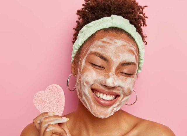 Rửa mặt là bước chăm sóc da mặt cần thiết dành cho mọi loại da