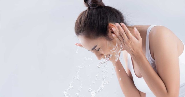 Rửa mặt kết hợp massage ngăn ngừa chảy xệ da mặt