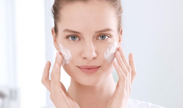 Kết hợp massage trong khi rửa mặt để  da mặt không bị chảy xệ