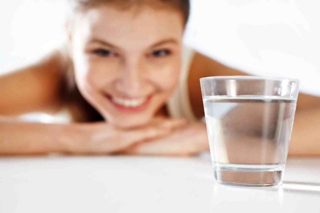  Uống nước trước khi ngủ giúp thanh lọc da
