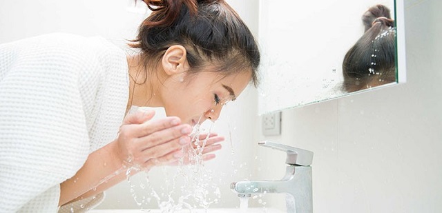 Dùng nước muối sinh lý rửa mặt 