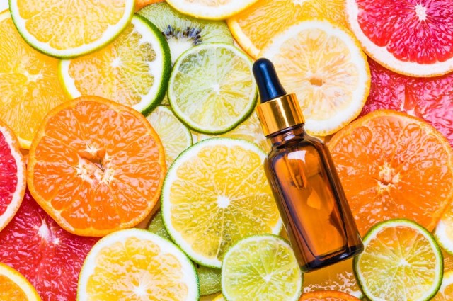 Vitamin C có tác dụng hỗ trợ trị nám da    