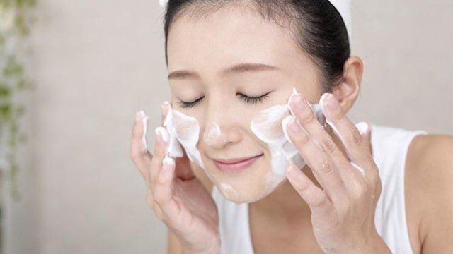 Rửa mặt giúp loại bỏ chất bẩn trên da 