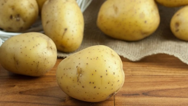 Cách chăm sóc da sạm bằng khoai tây