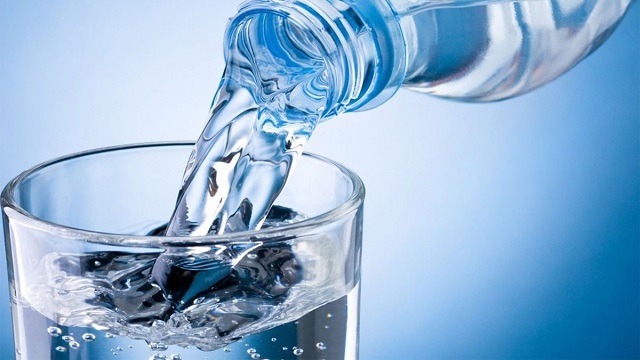 Uống đủ nước là cách chăm sóc da cơ bản và cần thiết