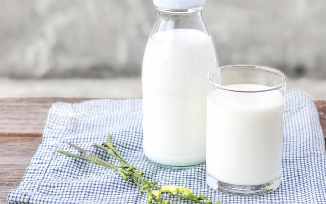 Sữa tươi cung cấp nhiều dưỡng chất cho da khô