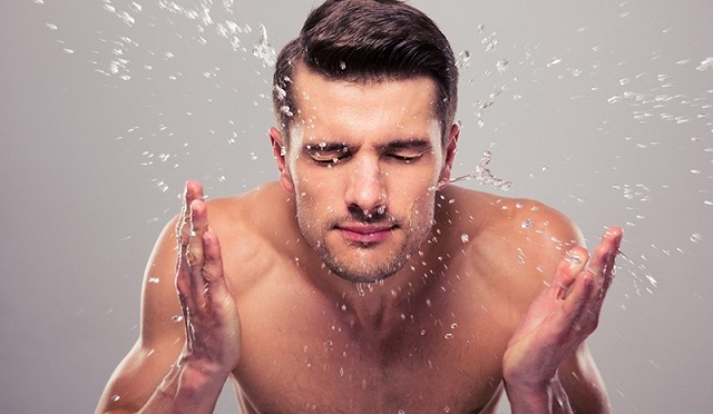 Rửa mặt là bước làm sạch quan trọng khi chăm sóc da mặt mụn cho nam