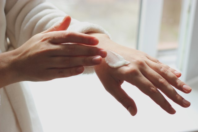  Thử mỹ phẩm trên da tay trước khi sử dụng để chăm sóc da mặt nhạy cảm 