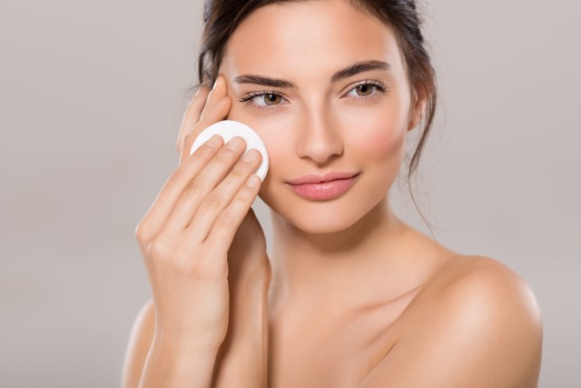  Tẩy trang là bước chăm sóc da mặt nhạy cảm hiệu quả 