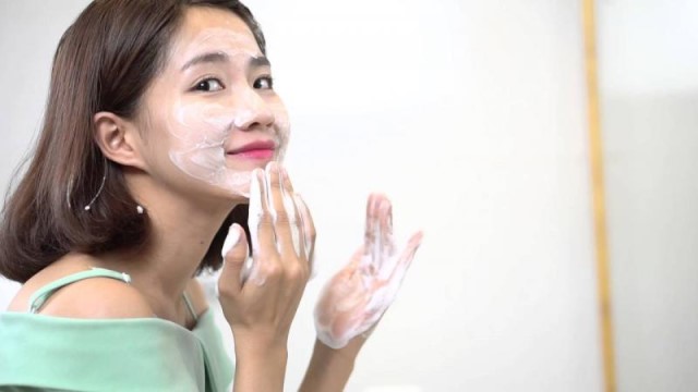  Rửa mặt là bước chăm sóc da mặt nhạy cảm quan trọng 
