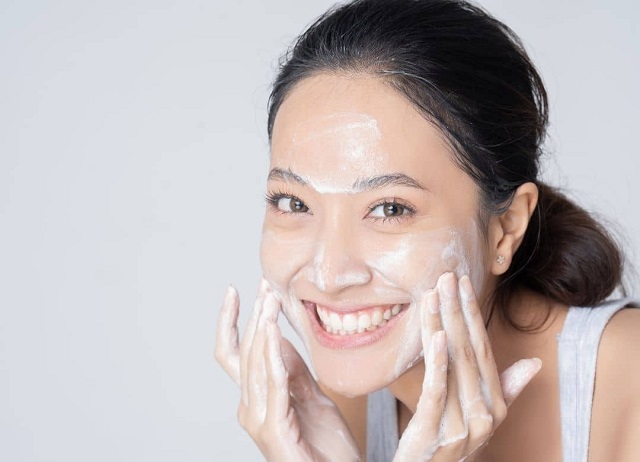 Khi da ổn định, bạn có thể sử dụng sữa rửa mặt để làm sạch da
