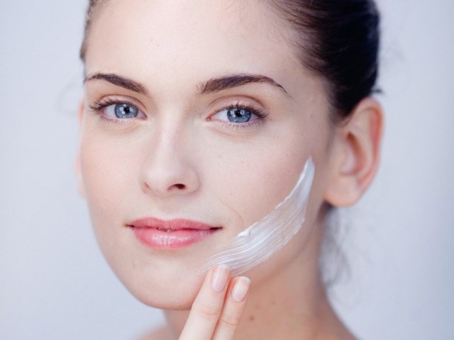 Bước dưỡng ẩm trong chăm sóc da mặt tại nhà 