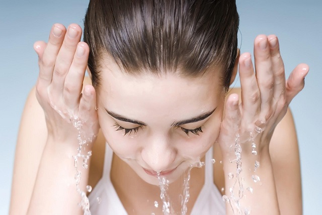 Làm sạch da mặt sau khi căng chỉ cần phải tuân theo những hướng dẫn khắt khe