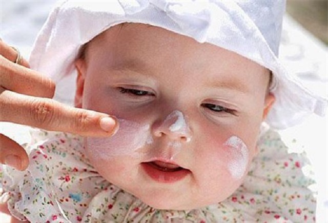 Chăm sóc da mặt cho bé bằng sản phẩm dịu nhẹ 