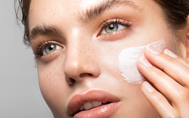  Cách chăm sóc da mặt bị tàn nhang bằng Niacinamide 