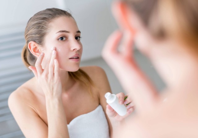  Cách chăm sóc da mặt bị tàn nhang bằng Tranexamic Acid + Niacinamide 
