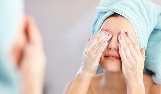 Làm sạch da là bước quan trọng để dưỡng da bị xỉn màu 