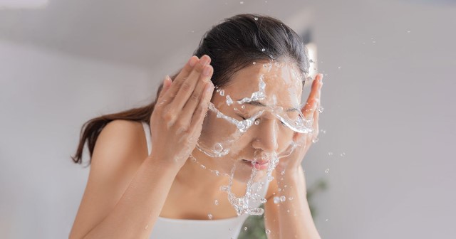  Rửa mặt là bước quan trọng để vệ sinh da mặt cho cô dâu 