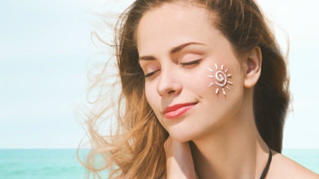 Sử dụng kem chống nắng giúp bảo vệ da trước tia cực tím
