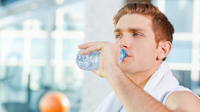 Uống đủ nước hàng ngày 