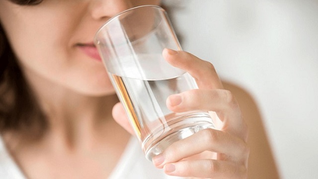 Uống đủ nước không chỉ tốt cho làn da vào ngày mà còn cả ban đêm