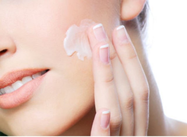 Kem dưỡng giúp cung cấp độ ẩm và bảo vệ da dầu 