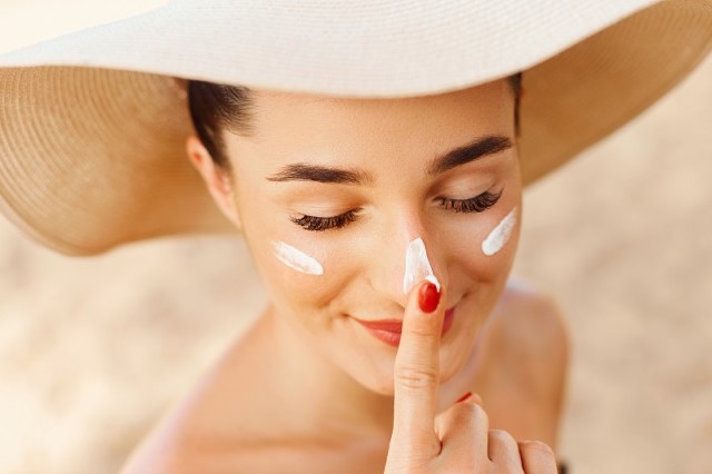  Kem chống nắng là bước cần thiết để chăm sóc da dầu 