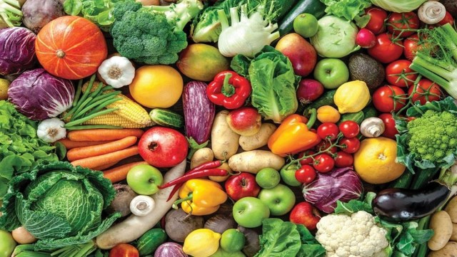   Chế độ ăn uống với nhiều rau củ và hoa quả để bổ sung độ ẩm cho da 