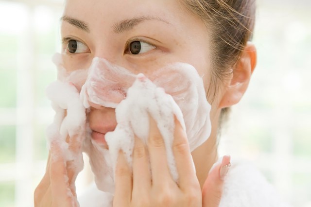 Dùng sữa rửa mặt không phù hợp ảnh hưởng đến làn da 