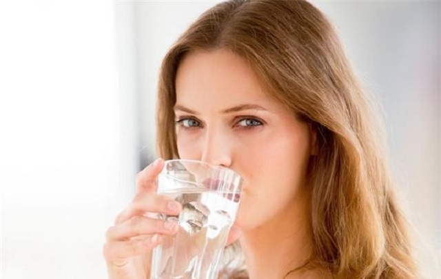 Uống nước đầy đủ giúp chăm sóc da sau khi tẩy tế bào chết 