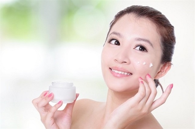 Chăm sóc da mặt bằng cách thoa kem dưỡng ẩm 