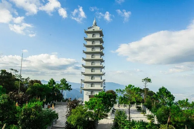 Nghinh Phong Bảo Tháp tọa lạc trên đỉnh núi Bà Nà