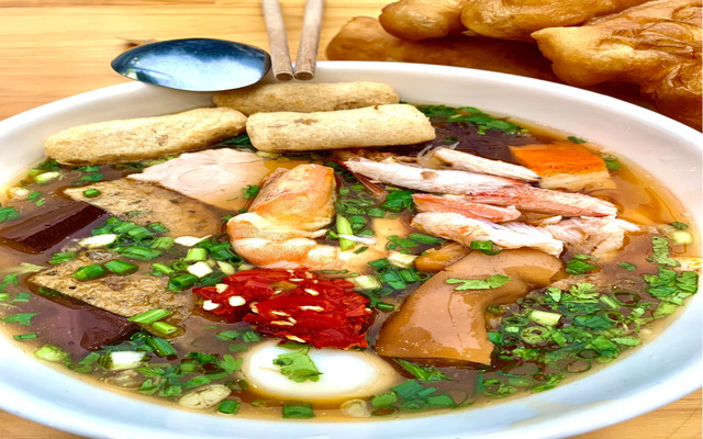 Bánh canh đầy đủ topping