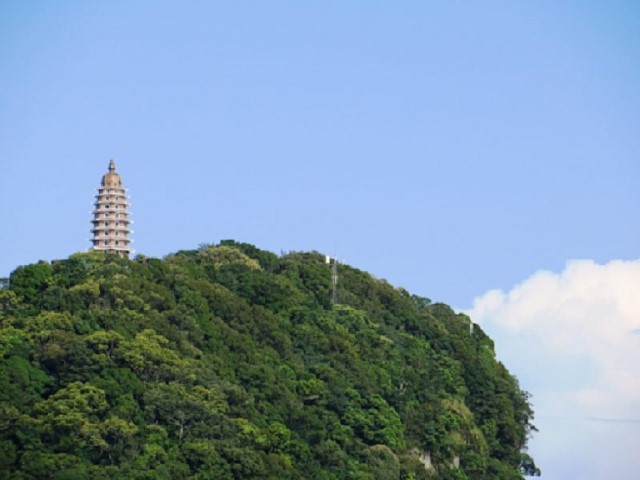 Tháp Báo Thiên tọa lạc trên đỉnh núi