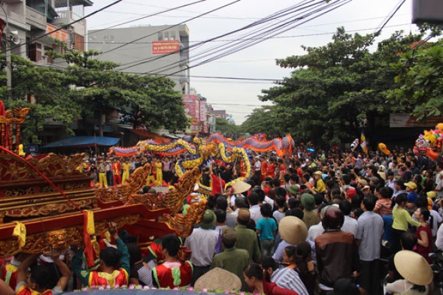 Lễ hội đền Cuối thu hút rất đông du khách và dân địa phương