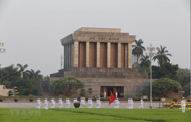 Tham quan lăng Chủ tịch Hồ Chí Minh 