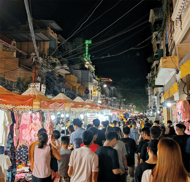 Chợ đêm tại khu phố cổ Hà Nội