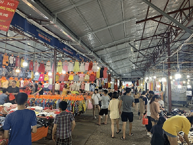 Một góc bên trong chợ đêm Phùng Khoang, Hà Đông
