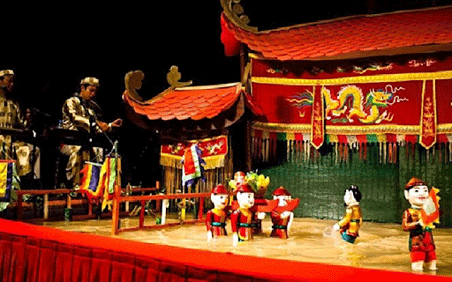 Biểu diễn múa rối nước tại nhà hát múa rối Thăng Long
