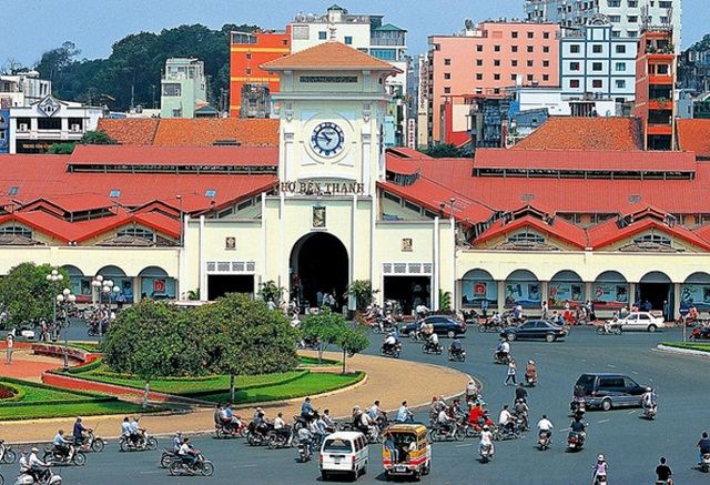Chợ Bến Thành nổi bật giữa trung tâm Sài Gòn