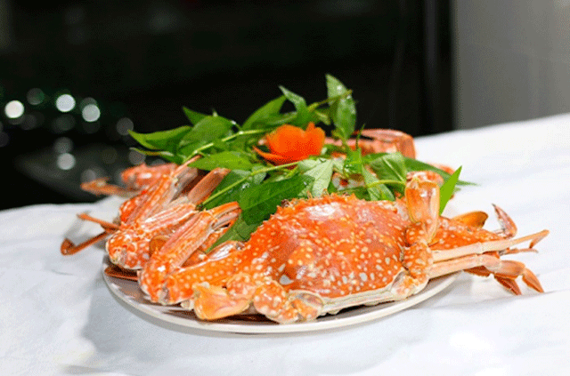 Enjoy seafood at Hon Dáu