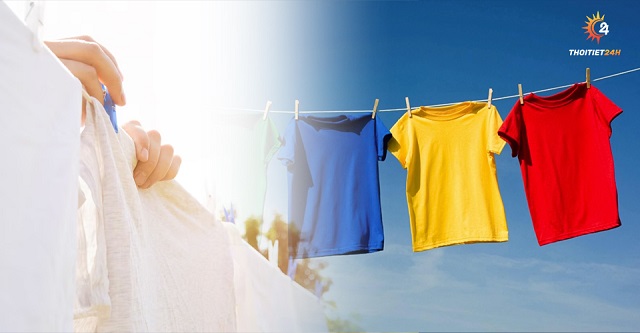 Cần phơi quần áo dưới ánh nắng gắt giúp bỏ mùi hôi